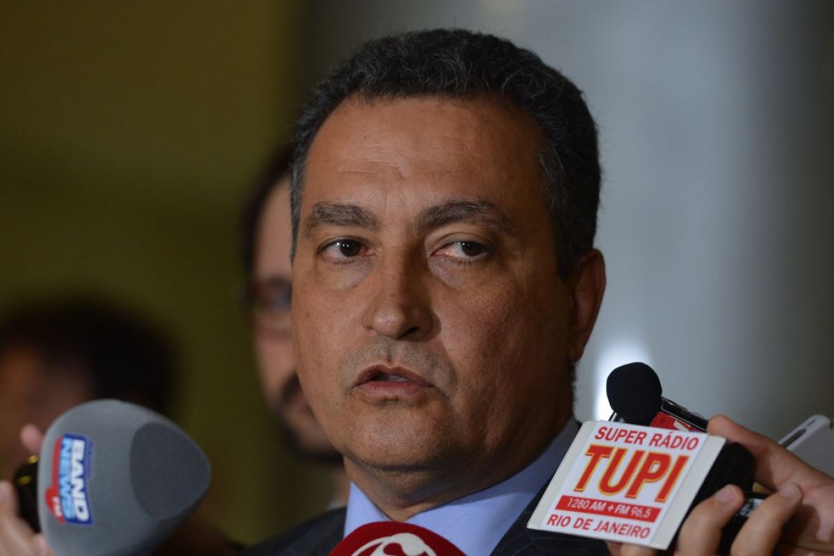 Rui acusa Governo Federal de entregar menos doses de vacina ao estado