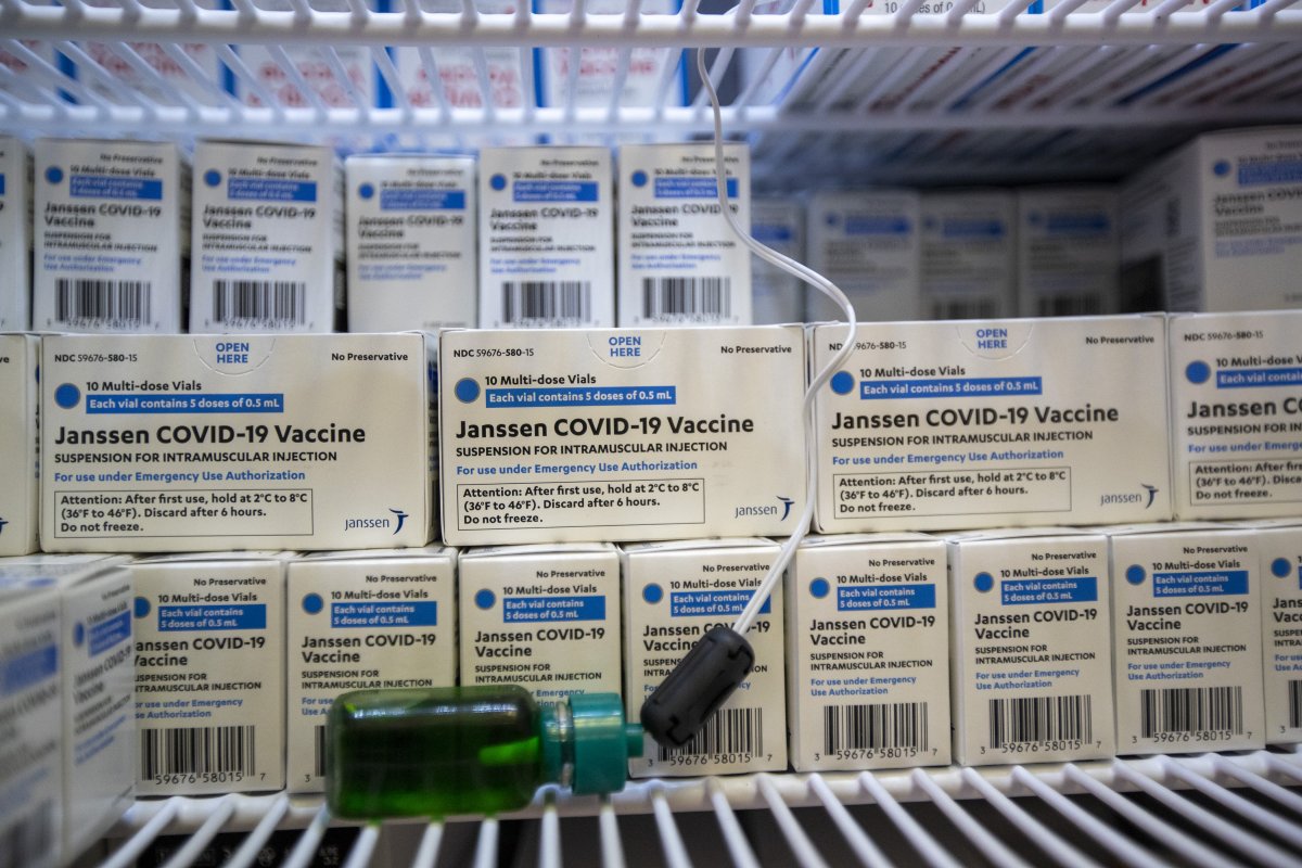 Anvisa solicita alteração na bula de vacinas Janssen e AstraZeneca