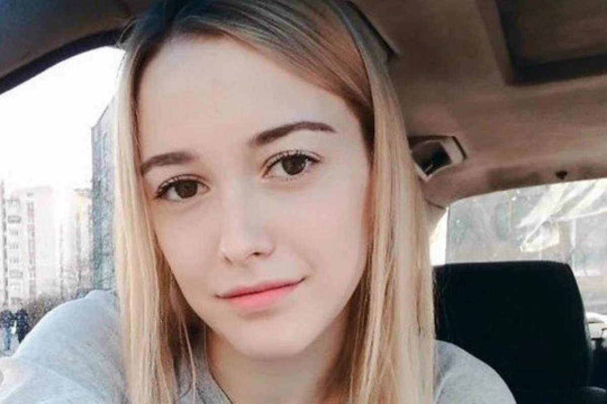 Mulher morre asfixiada após prender pescoço em janela de carro