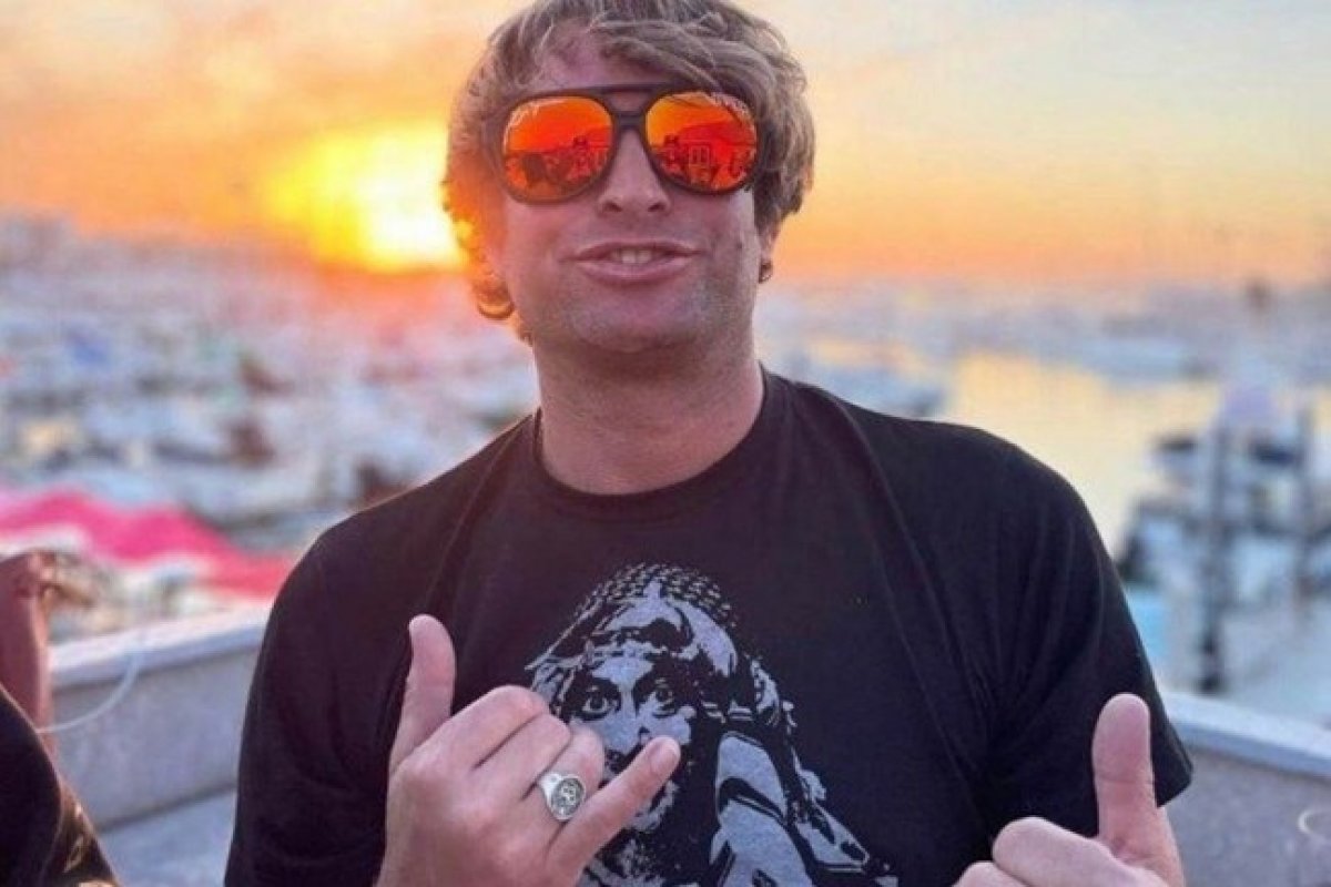 Ator de Jackass tem mão mutilada ao cair em mar infestado de tubarões