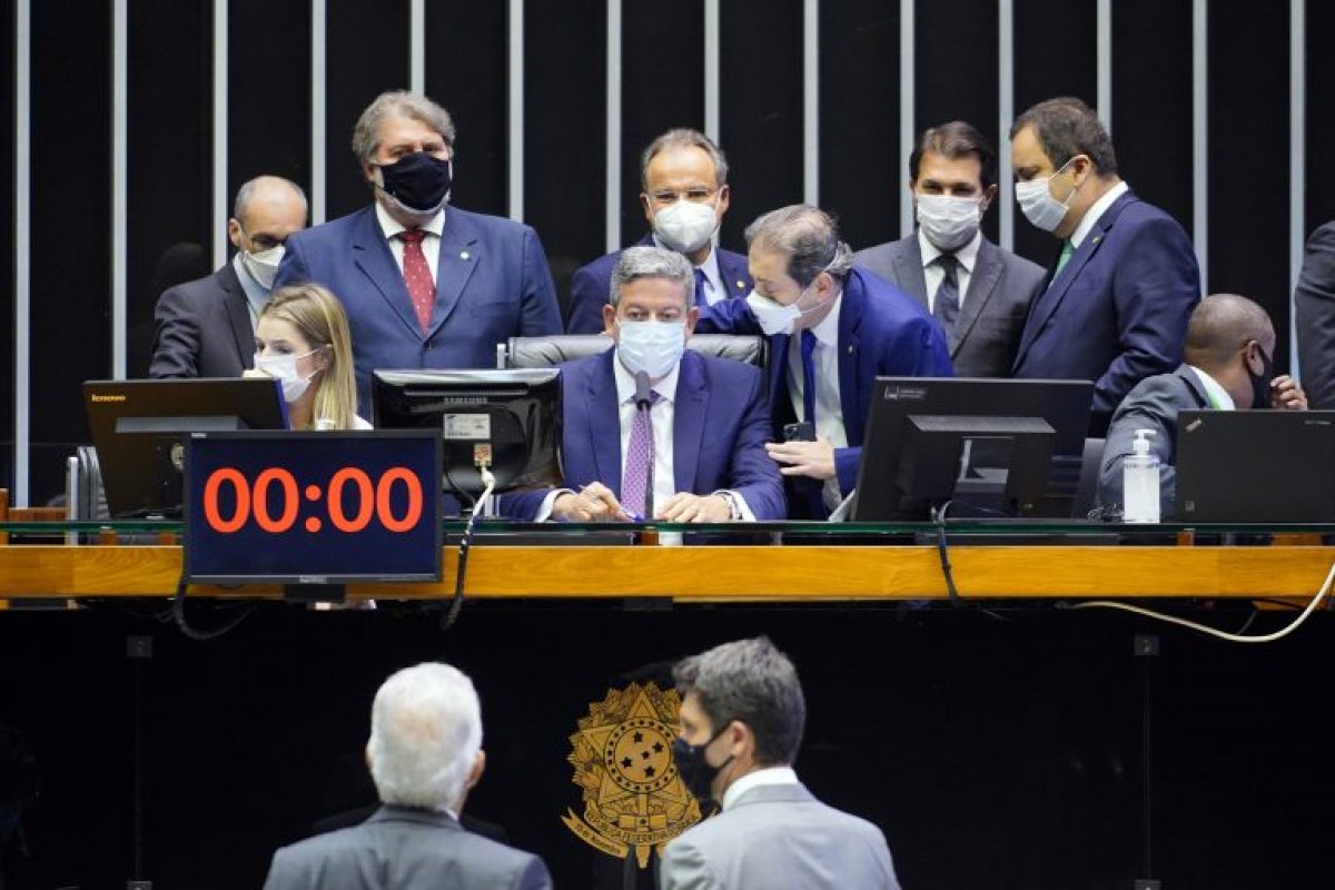 Câmara aprova projeto de lei de combate à "supersalários"