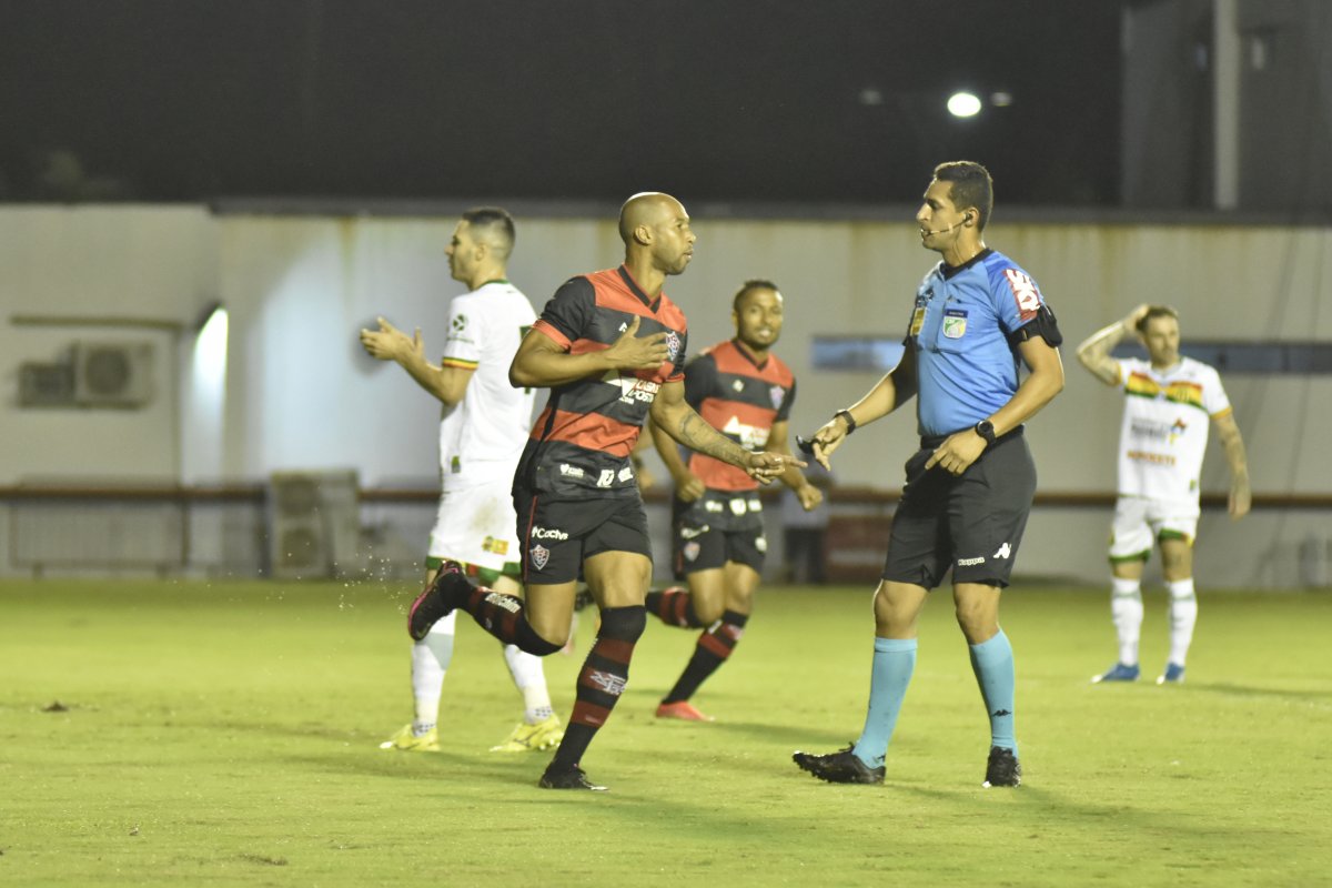 Vitória toma gol nos acréscimos, empata em casa com Sampaio Corrêa, mas deixa Z-4 da Série B