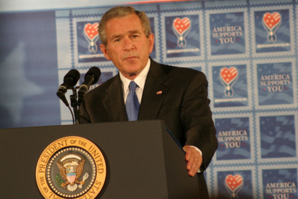 EUA: George W. Bush afirma que retirar tropas do Afeganistão é um 'erro'