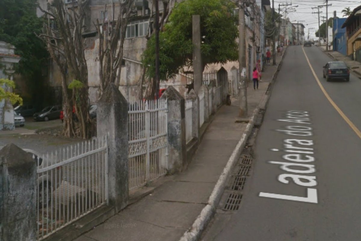 Batida entre carro e ônibus deixa trânsito lento na região da Ladeira do Arco, em Salvador