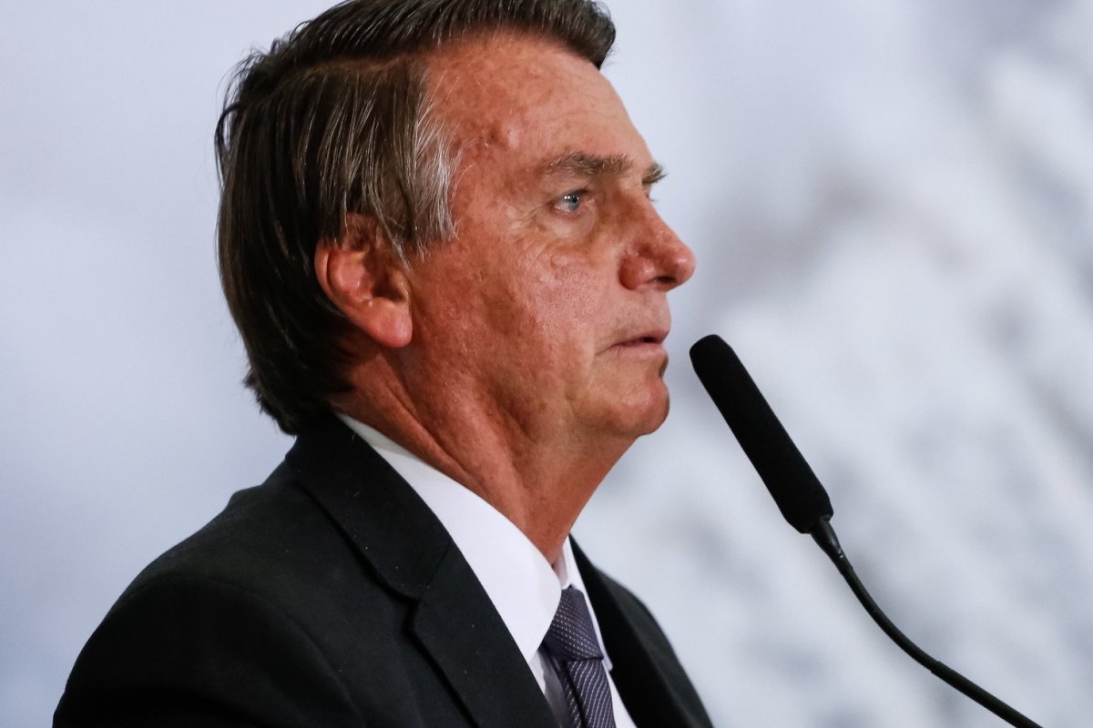 Bolsonaro é internado em Brasília após sentir fortes dores abdominais