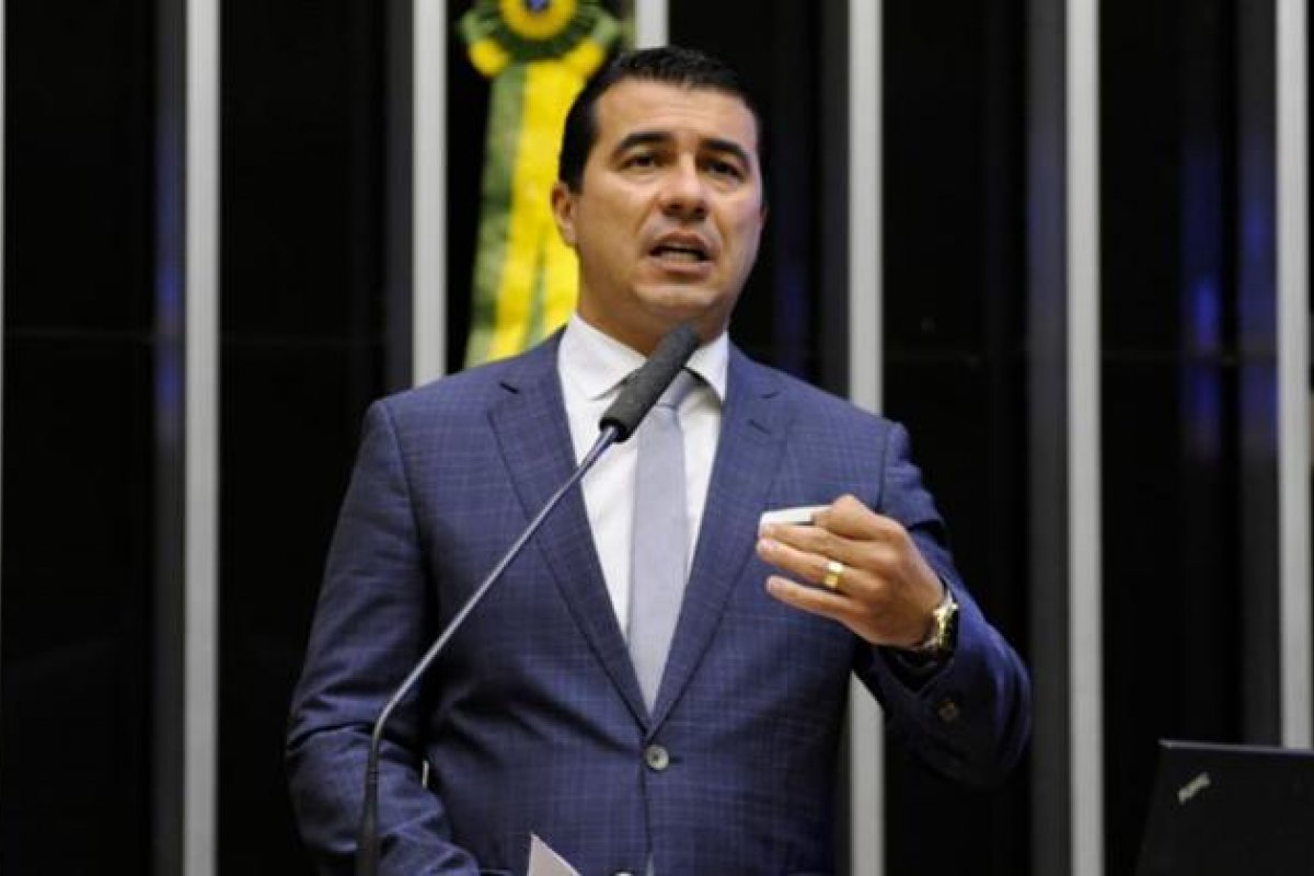 Conselho de ética da Câmara vai pedir que Miranda mostre a fita do seu encontro com Bolsonaro