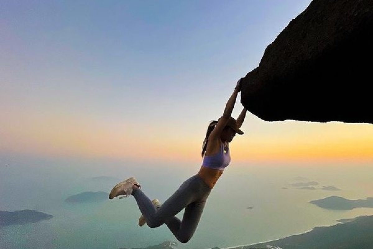 Blogueira morre ao escorregar enquanto tirava selfie em cachoeira de Hong Kong