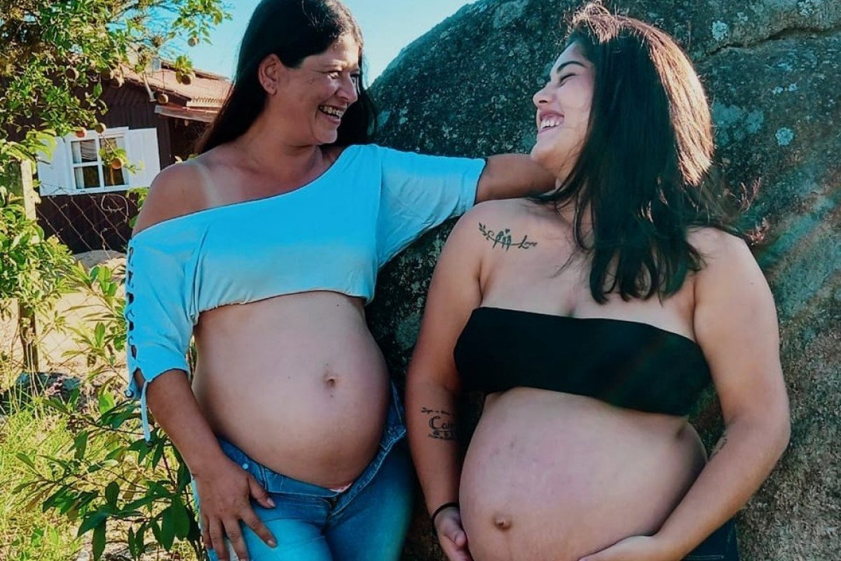 Mãe e filha que deram à luz no mesmo mês relatam rotina de casa com 'sensação de ter gêmeos'