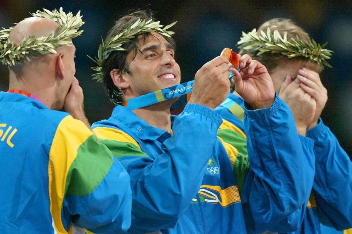 Campeões olímpicos terão que usar máscara e colocar própria medalha no pescoço durante cerimônia de pódio