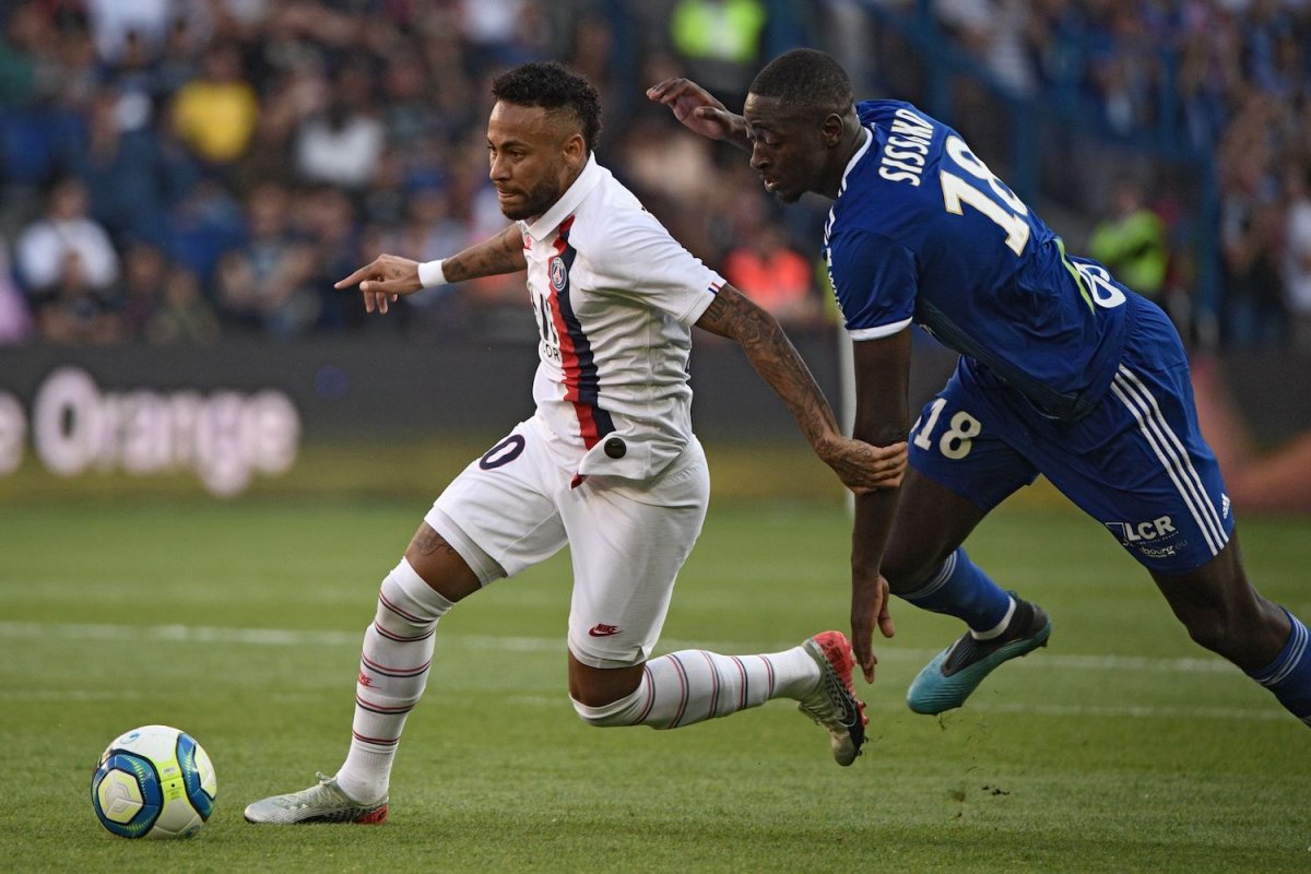 Mesmo vaiado, Neymar marca golaço e garante vitória do PSG