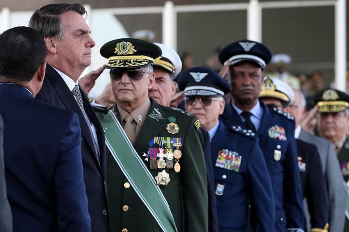 Proposta proíbe militares de ocuparem cargos no governo