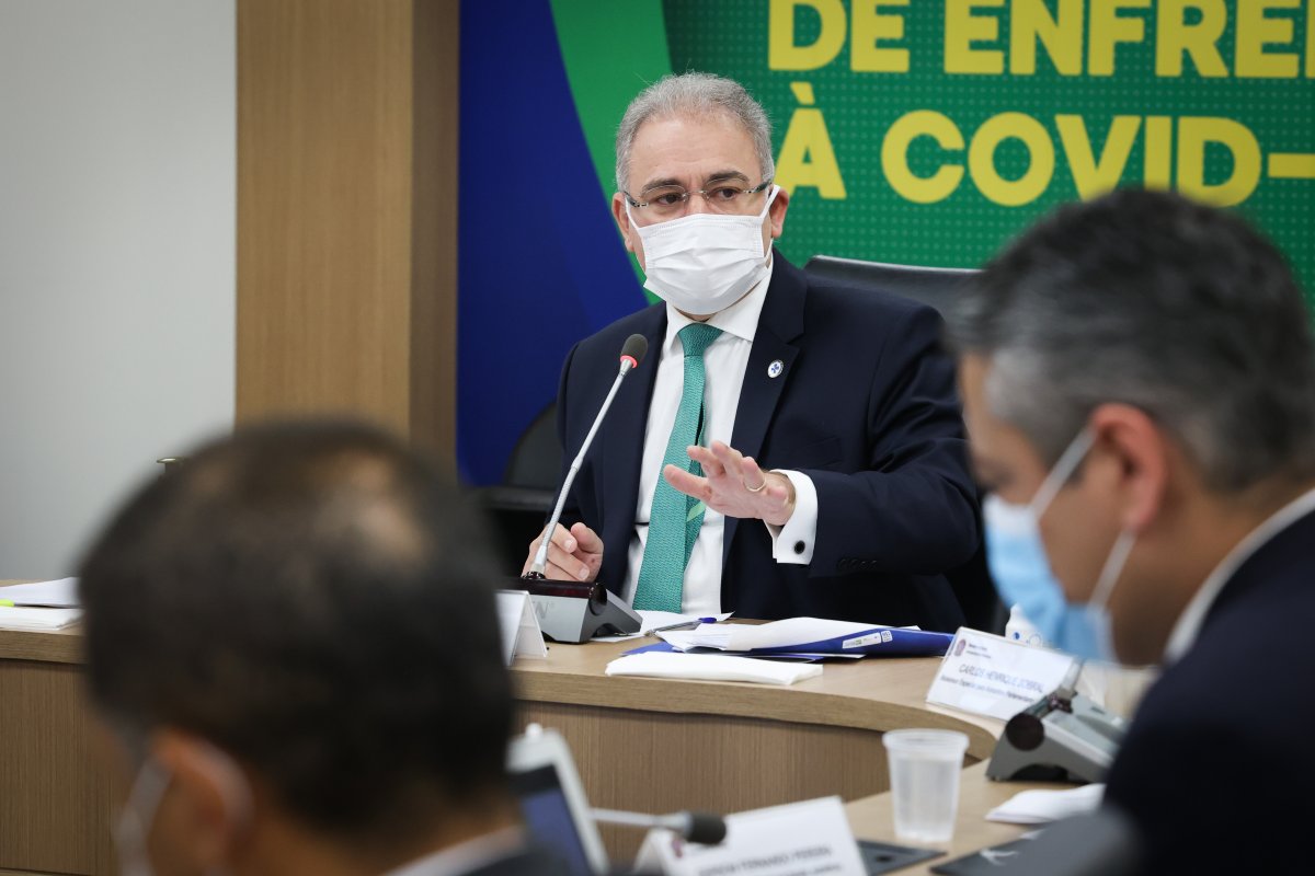 Ministro da Saúde diz que pasta estuda fim da máscara