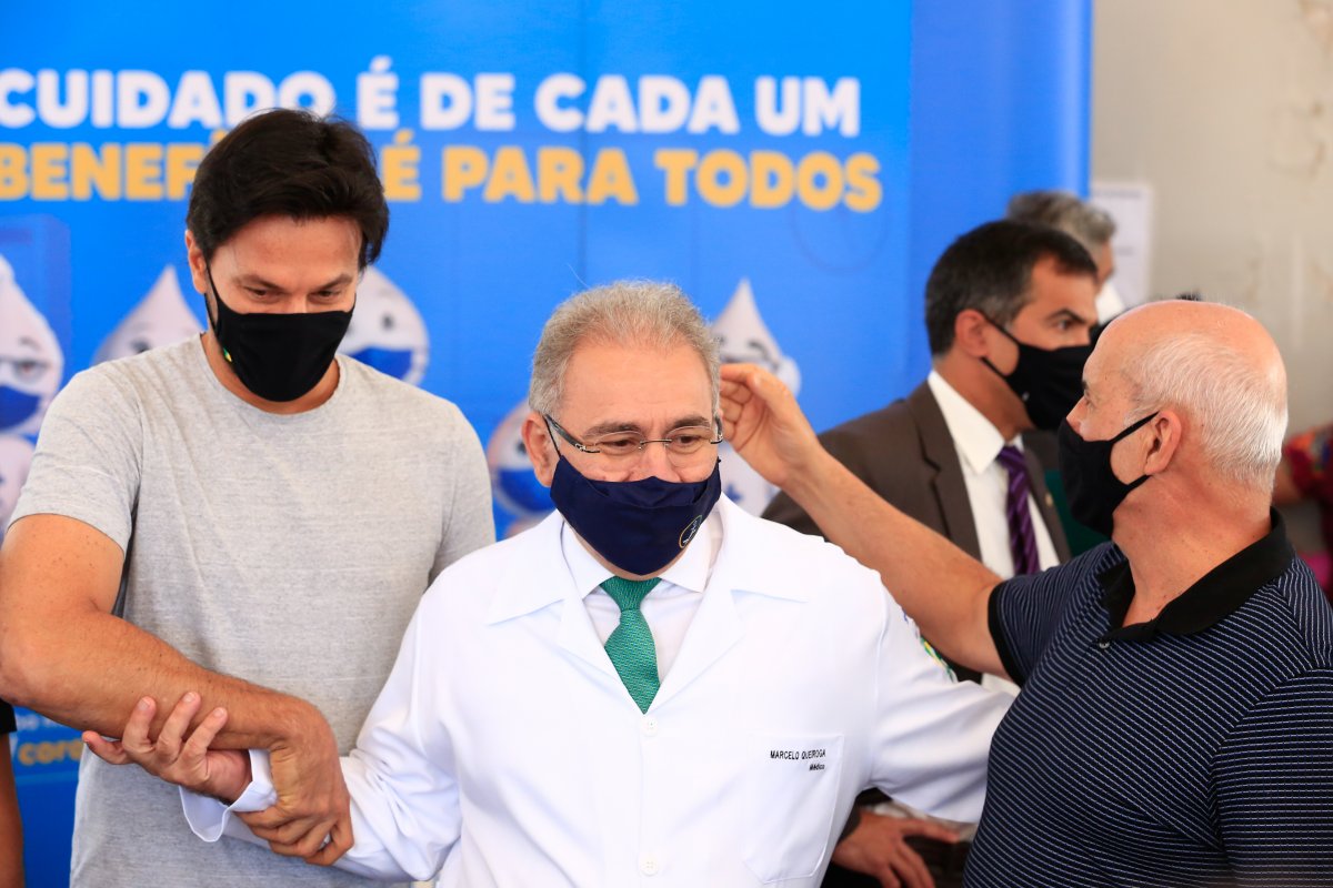 Lote com 1 milhão de doses da vacina chega ao Brasil nesta quinta-feira (15), diz Queiroga