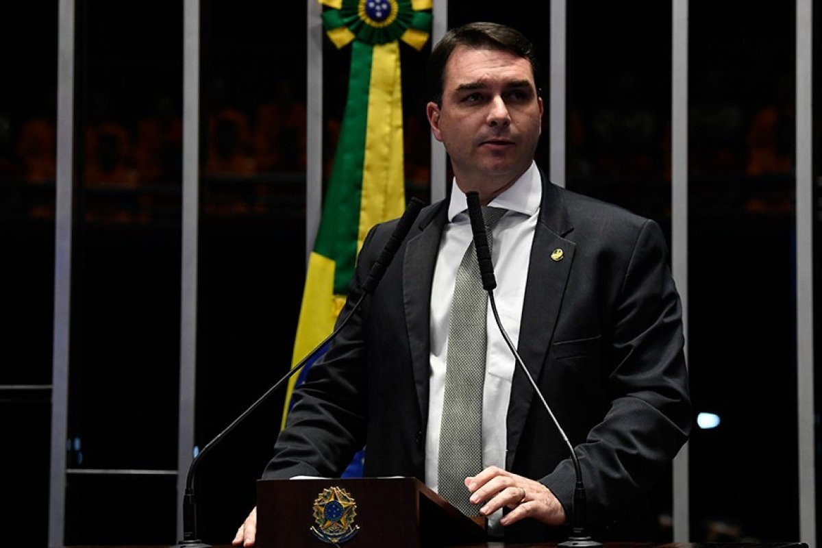 "Até o momento a gente está tranquilo", diz Flávio Bolsonaro sobre a saúde do pai