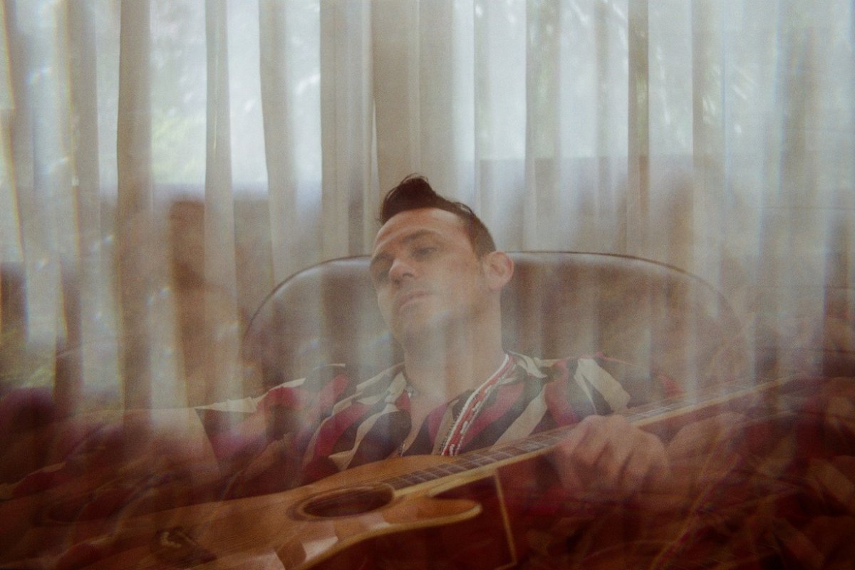 Vocalista da banda Rota 54, Caio Uehbe, estreia em carreira solo com a música 'E Agora?'