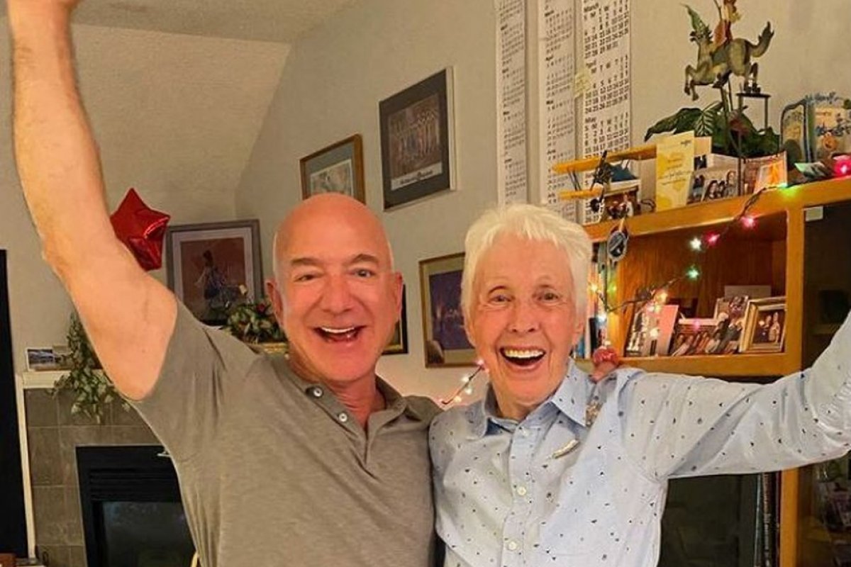 Pioneira da aviação, de 82 anos, estará no foguete com Bezos, da Amazon