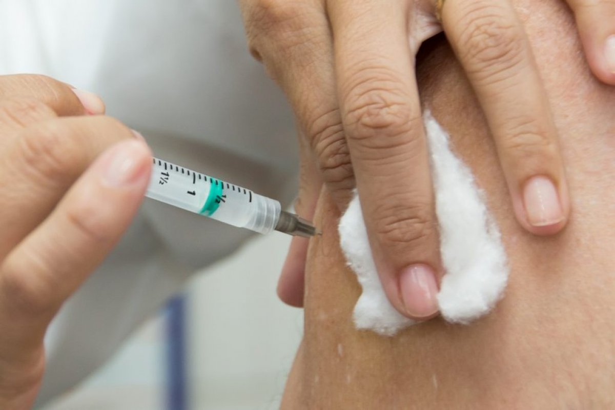 Leo Prates afirma que critério de distribuição gerou defasagem de até 450 mil doses de vacina a Salvador