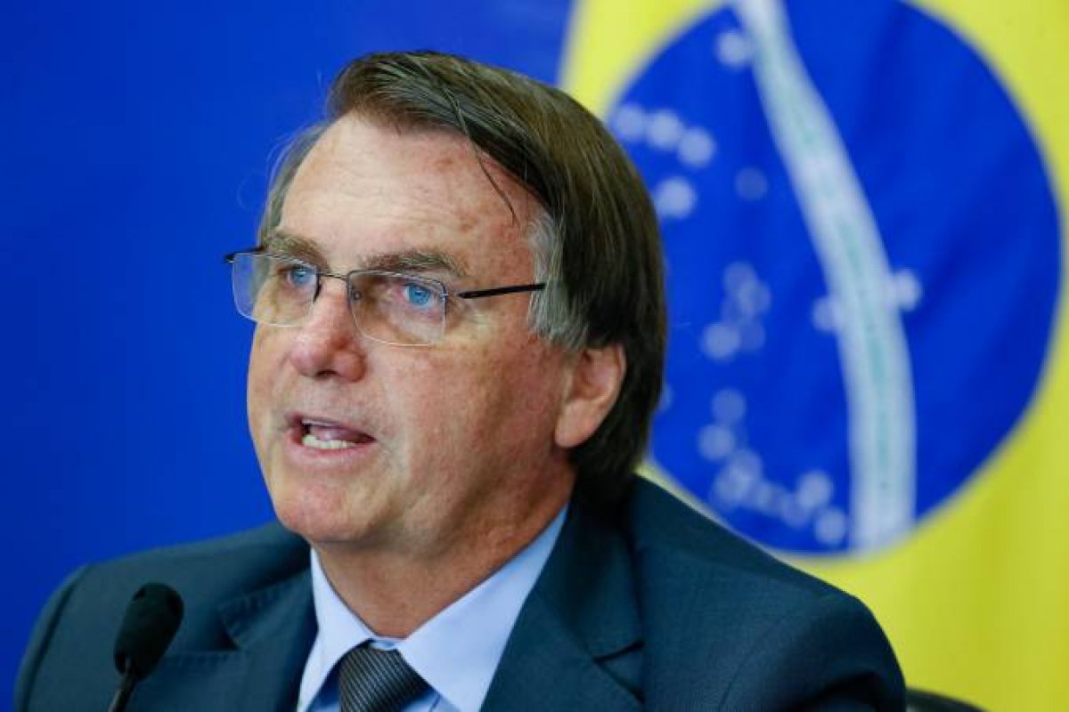 Boletim diz que Bolsonaro evolui de forma “satisfatória”