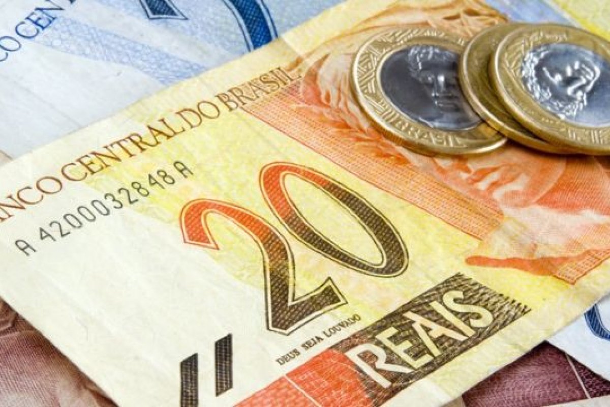 Bolsonaro sanciona lei que aumenta imposto do setor financeiro