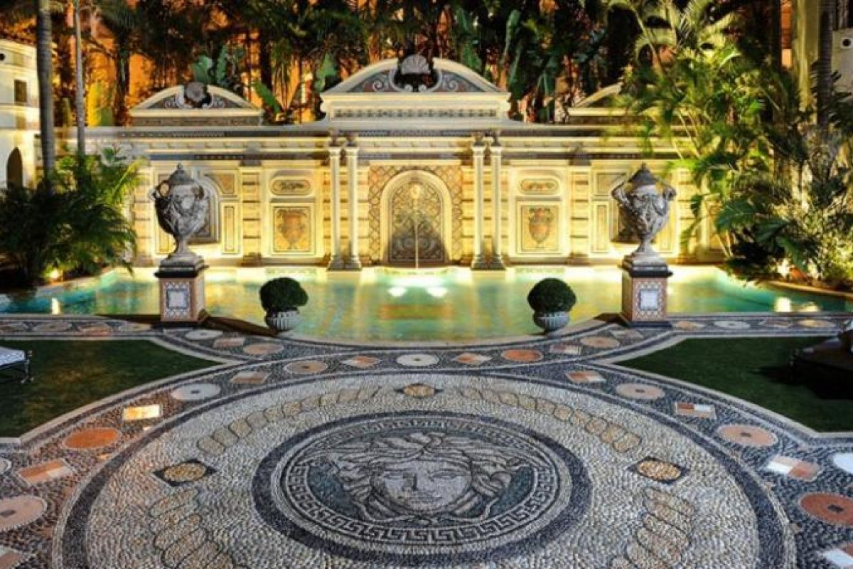 EUA: dois corpos são encontrados no quarto principal da mansão de Gianni Versace