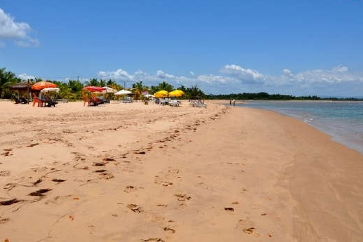 Jovem desaparece após entrar no mar para buscar bola na Bahia