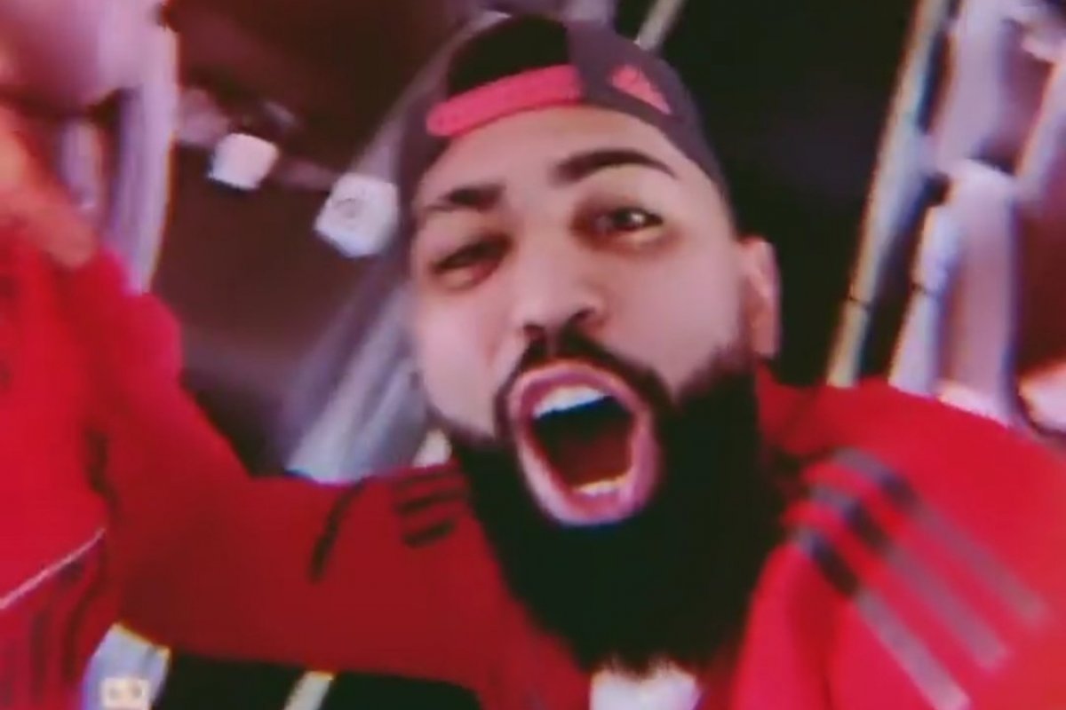 Gabigol e o vice presidente do Flamengo Marcos Braz zombam de vidente com aterrissagem no RJ