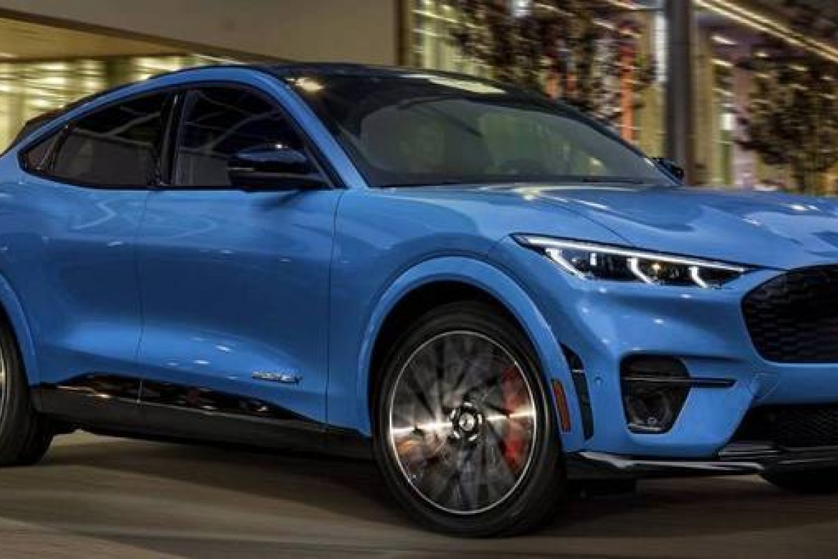 Mustang Mach E elétrico roda 1,3 mil quilômetros com duas paradas