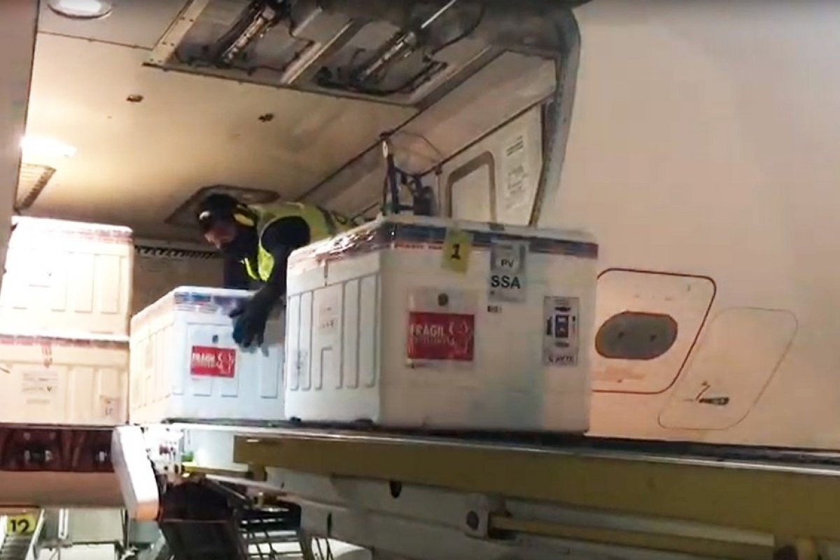 Novas remessas com doses de vacinas da Oxford são enviadas pelo governo federal à Bahia 