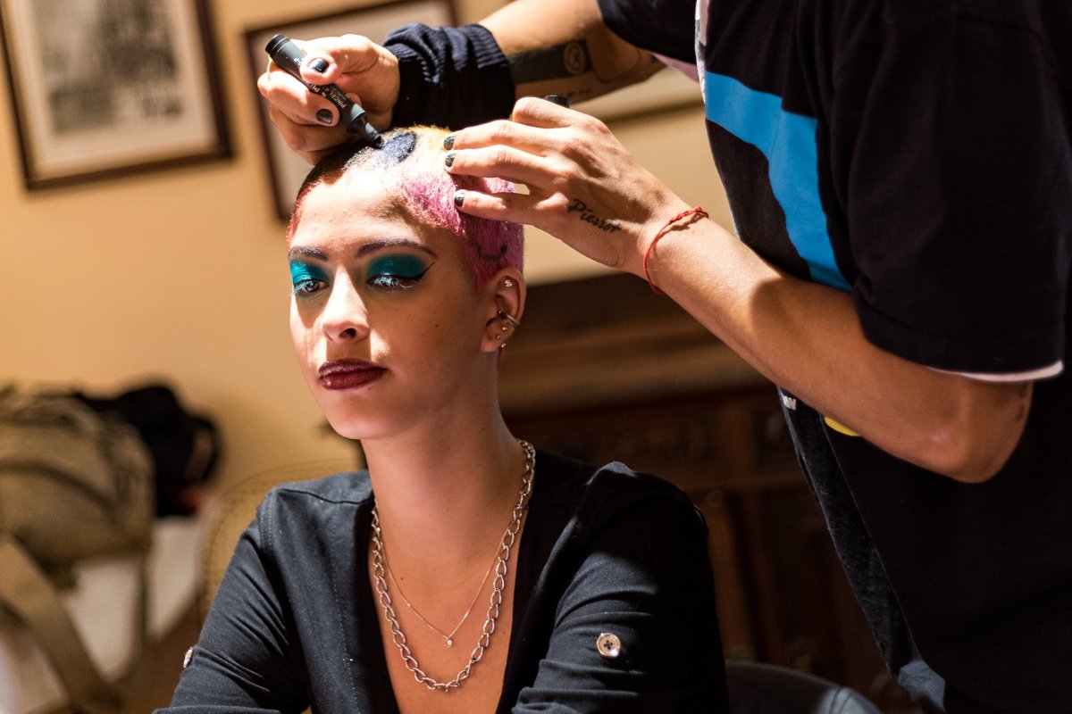 Start-up de beleza abraça a moda em desfile com foco em cores e visagismo humanizado