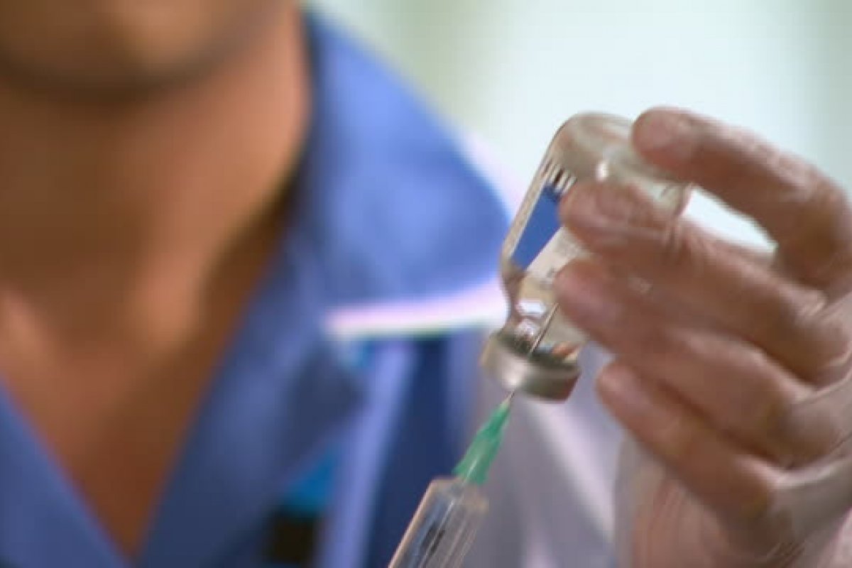 Mutirão de vacinação contra a gripe imuniza agentes de limpeza em Salvador