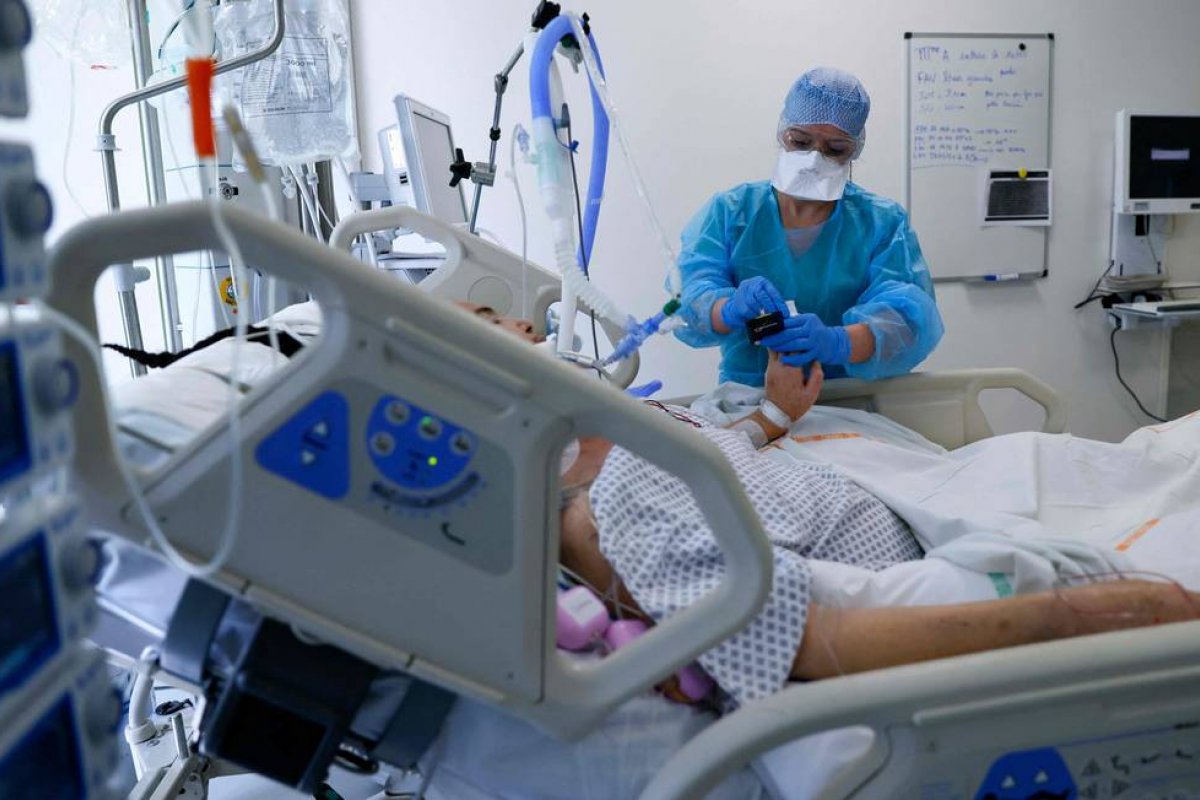 Estudo aponta que metade dos pacientes hospitalizados com Covid-19 desenvolve complicações
