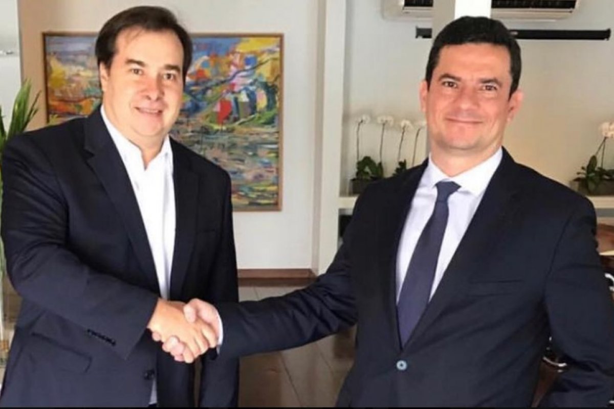 Rodrigo Maia e Moro trocam acusações em grupo de WhatsApp