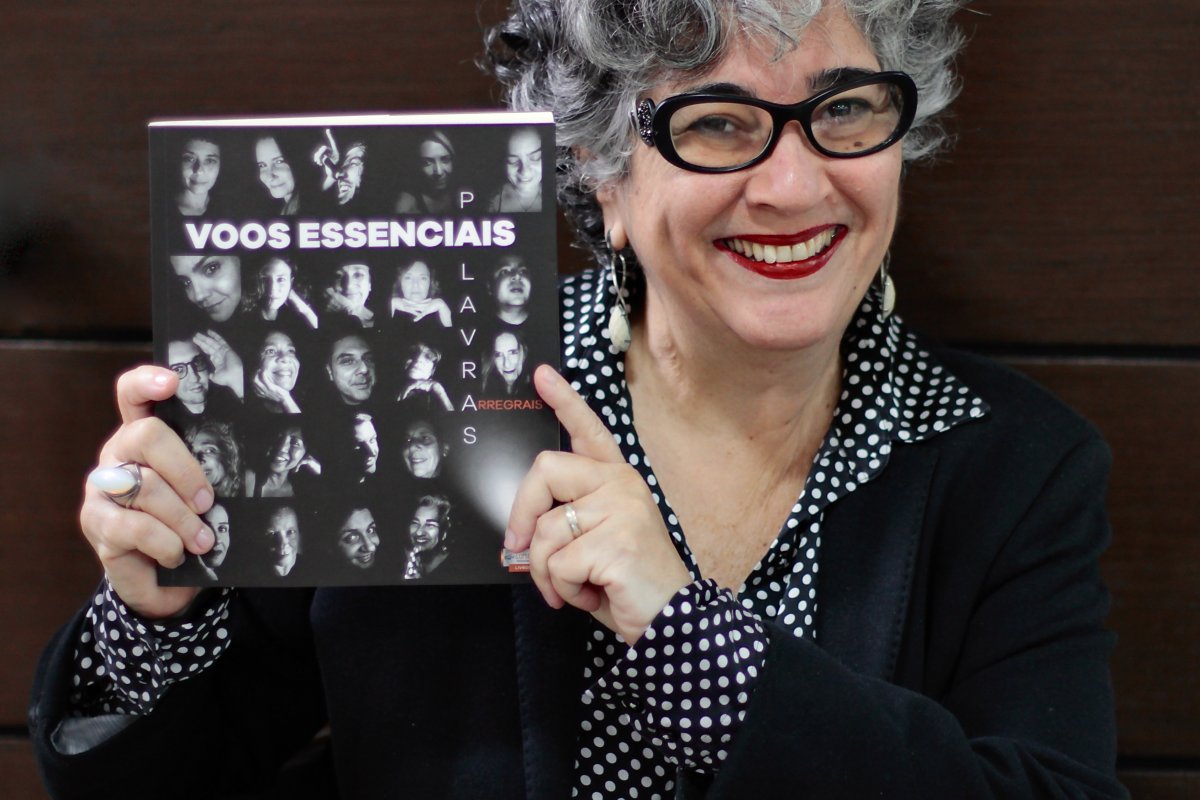 Livro baseado no trabalho de Denise Stoklos tem lançamento nacional no dia 22 de julho