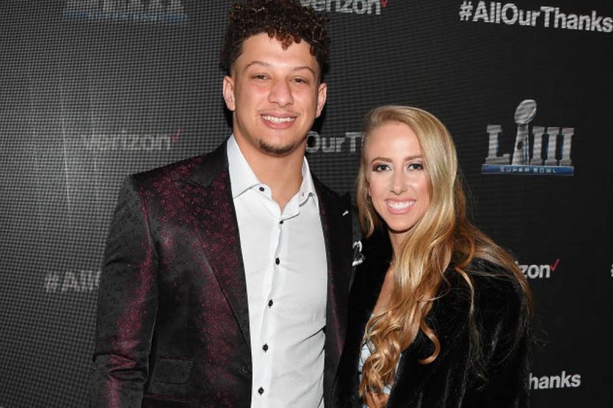 Astro da NFL presenteia convidados de seu casamento com relógios Rolex