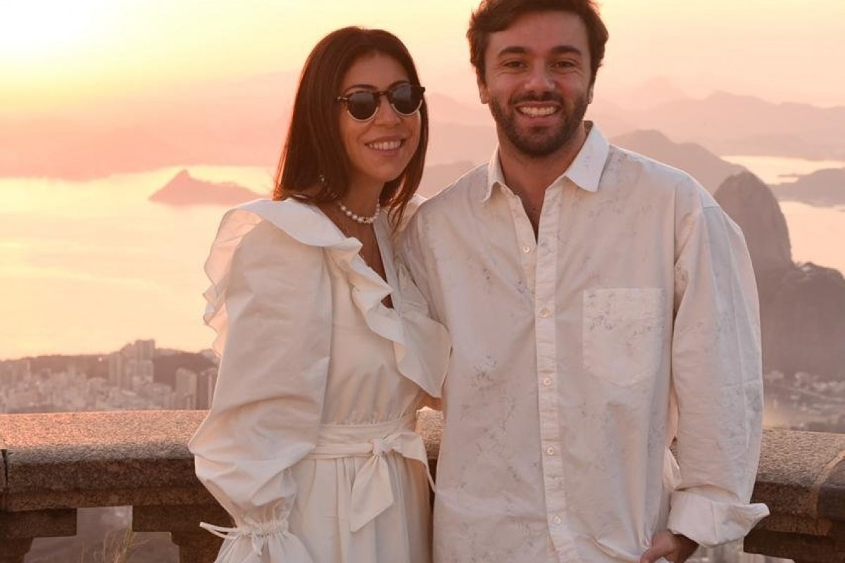 Carol Bassi celebra coleção em parceria com o stylist Marco Gurgel no Cristo Redentor