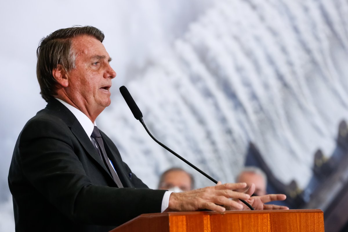 Bolsonaro segue com "evolução satisfatória" e retoma alimentação