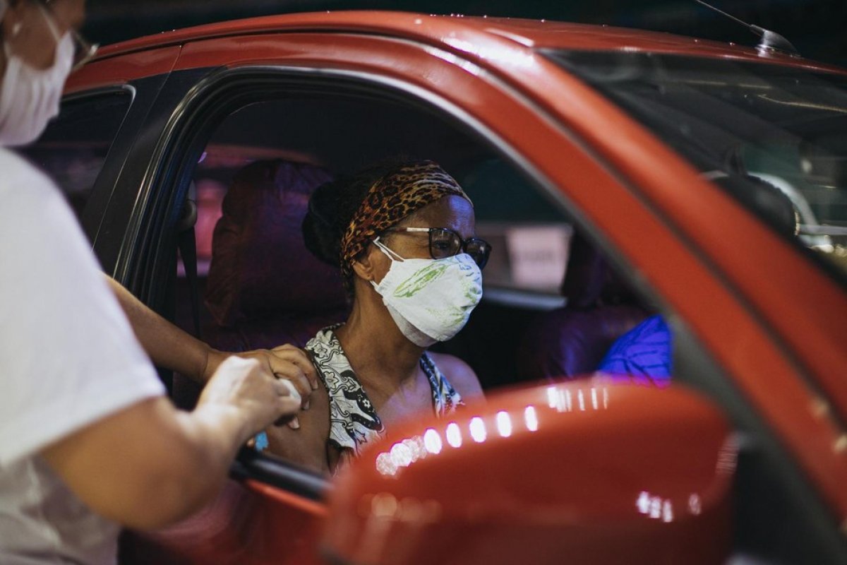 Covid-19: fila da vacinação em drive-thru na Arena Fonte Nova tem fluxo intenso