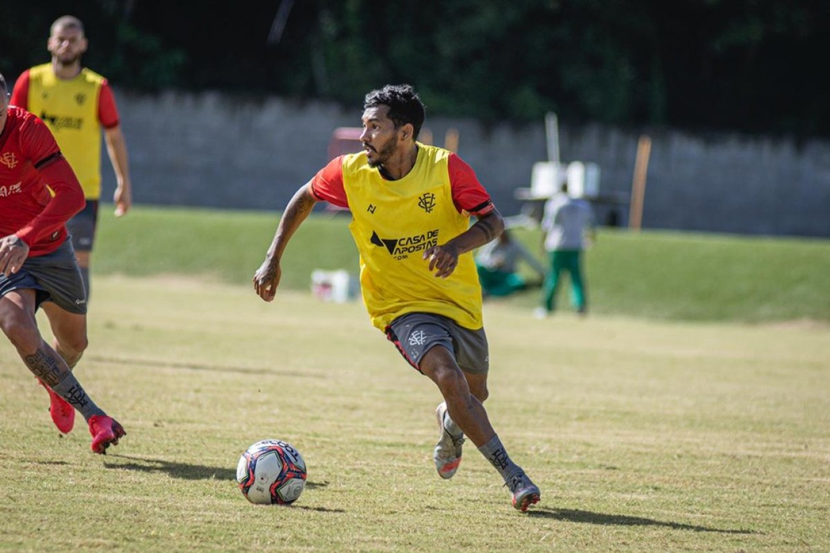 Em briga direta contra o Z-4, Vitória encara o Brasil de Pelotas para espantar má fase na Série B