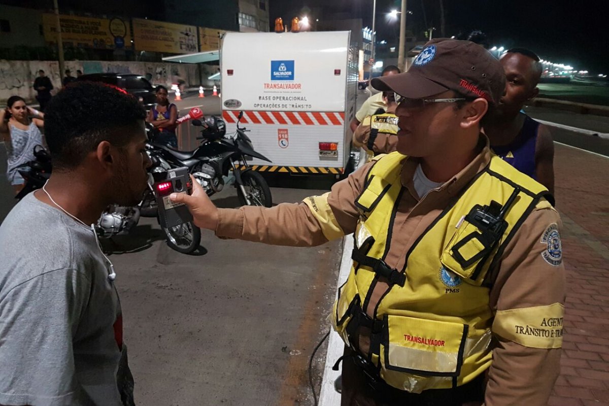 Transalvador recolhe três CNHs e autua 49 condutores na Lei Seca