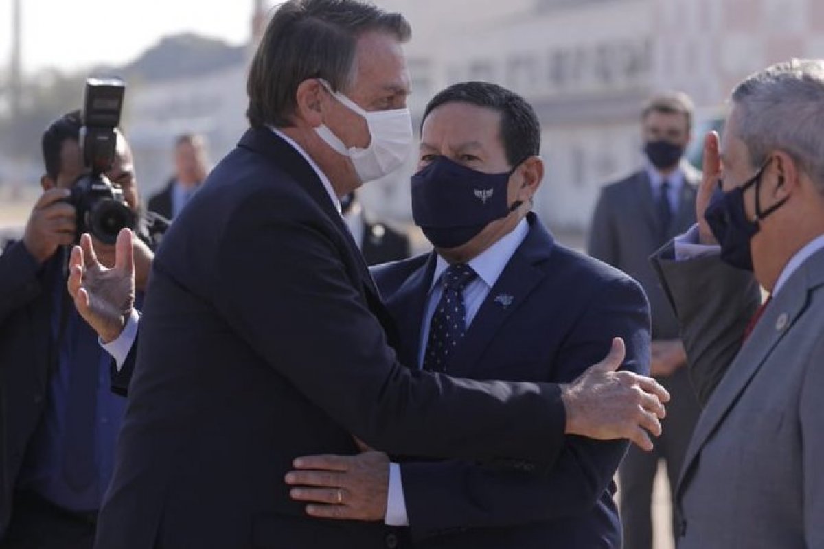 Em rede social, Mourão diz que está feliz com recuperação de Bolsonaro