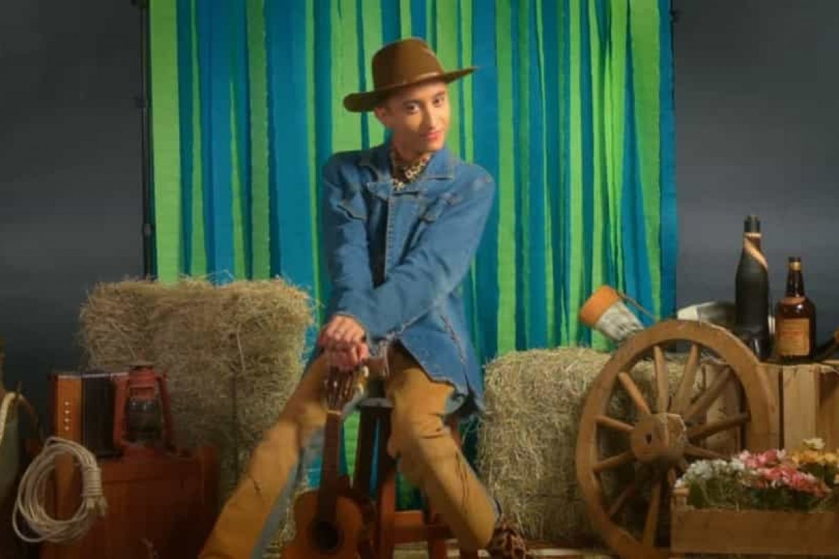 Filho de cantor famoso faz sucesso com sertanejo gay e lança single
