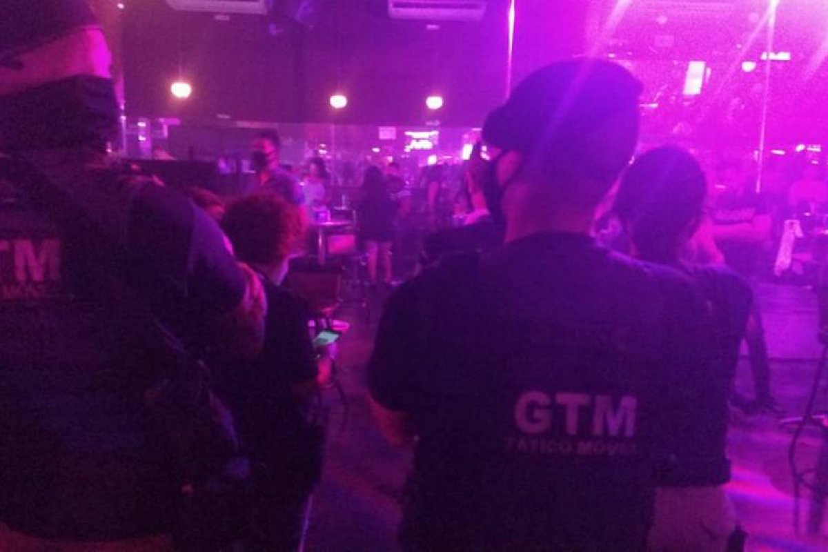 Festa em casa de swing com 300 pessoas é interrompida no Rio de Janeiro