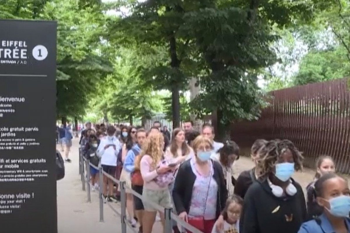 Após 9 meses de portas fechadas, Torre Eiffel reabre ao público