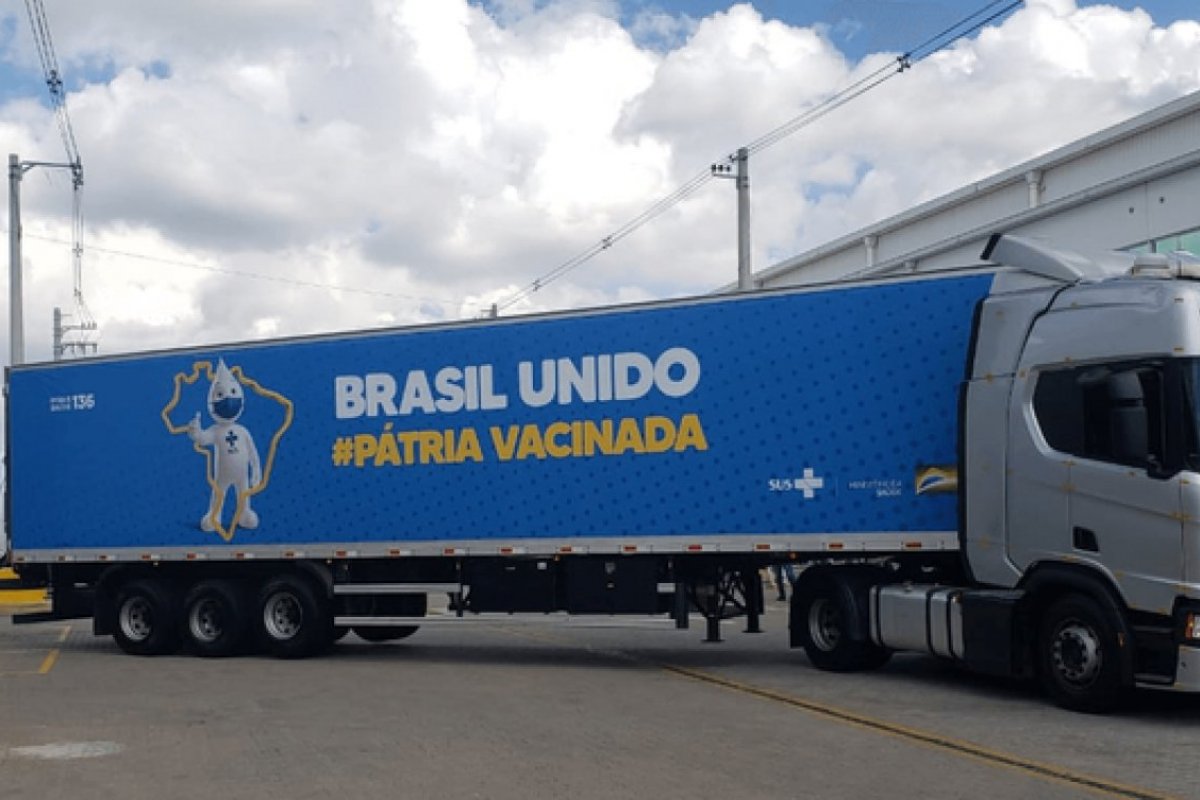 Lote com 600 mil doses de Pfizer ficou parado em depósito de SP