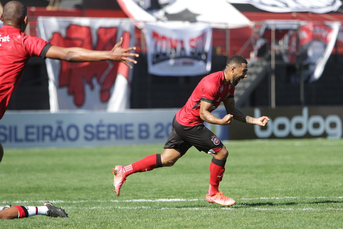 Vitória perde para o Brasil de Pelotas fora de casa e se afunda no Z-4 da Série B