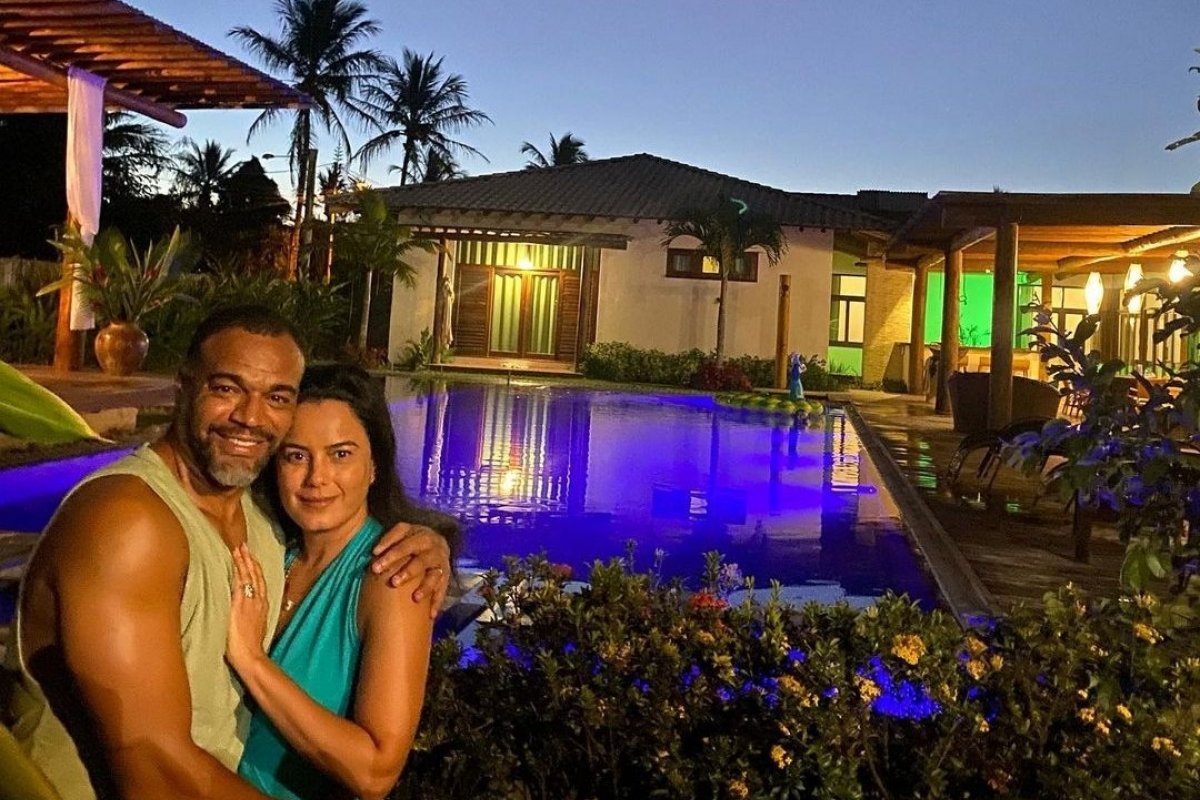 Luciele Di Camargo e o ex-jogador de futebol Denilson estão de férias na Bahia