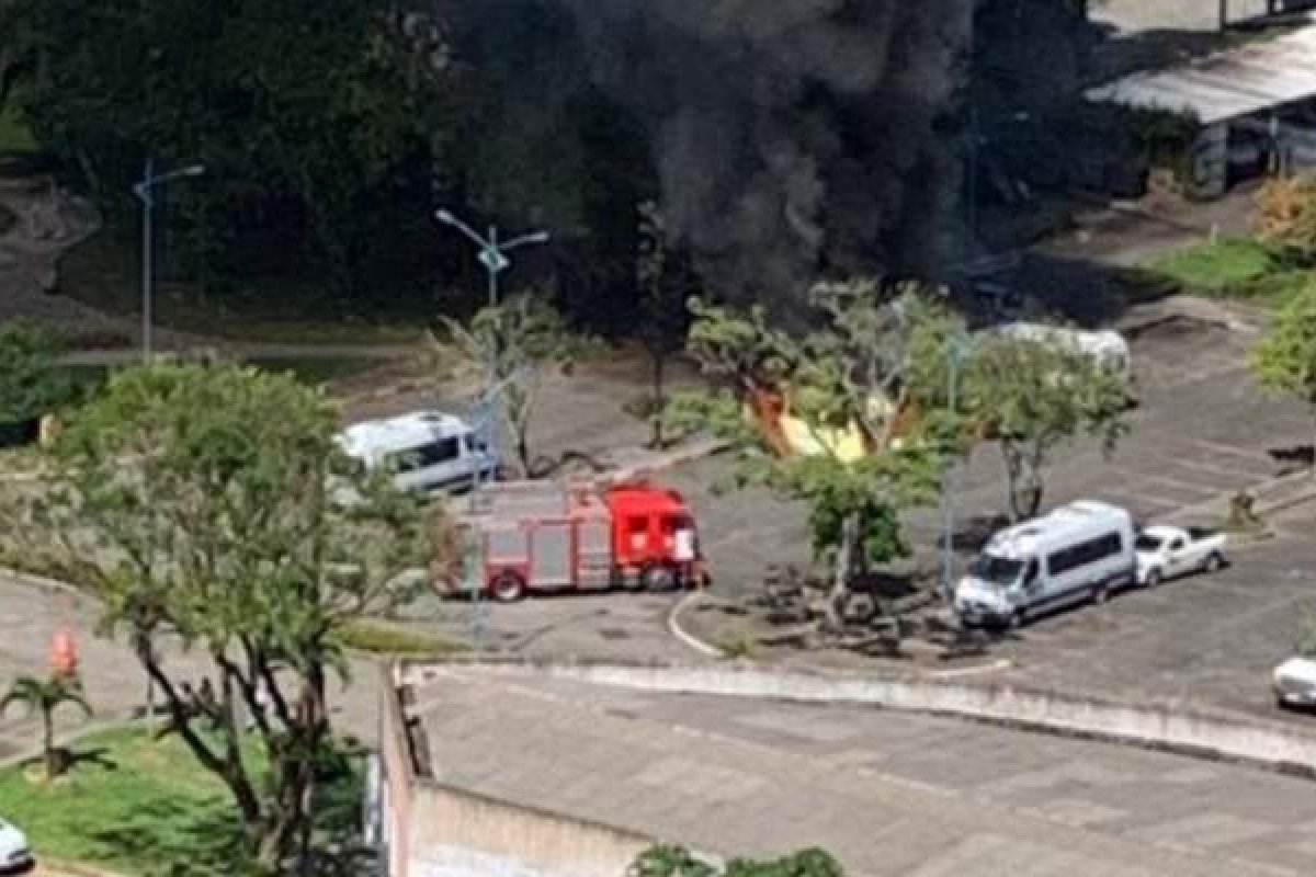 Veículos pegam fogo em estacionamento da UFBA, em Salvador