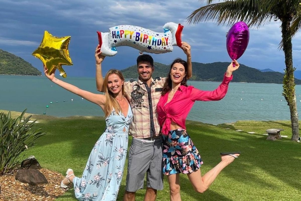 Modelo e apresentadora Júlia Pereira comemora o aniversário de 35 anos ao lado dos irmãos gêmeos