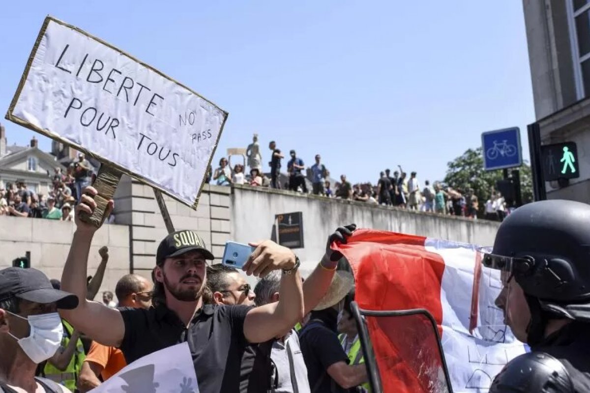 Manifestantes na França protestam contra vacina e passaporte sanitário