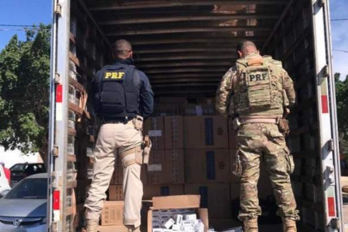 PRF apreende 75 mil maços de cigarros na BR-030, trecho na Bahia